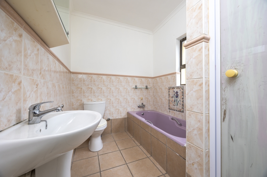 7 Bedroom Property for Sale in Plattekloof Western Cape
